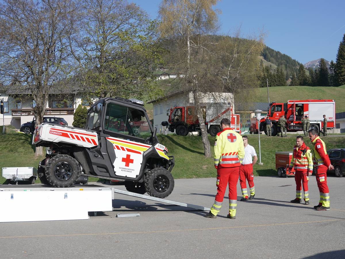 Das Rote Kreuz steht im Lesachtal mit Spezialger&auml;t bereit. Foto: Matti Warmuth
