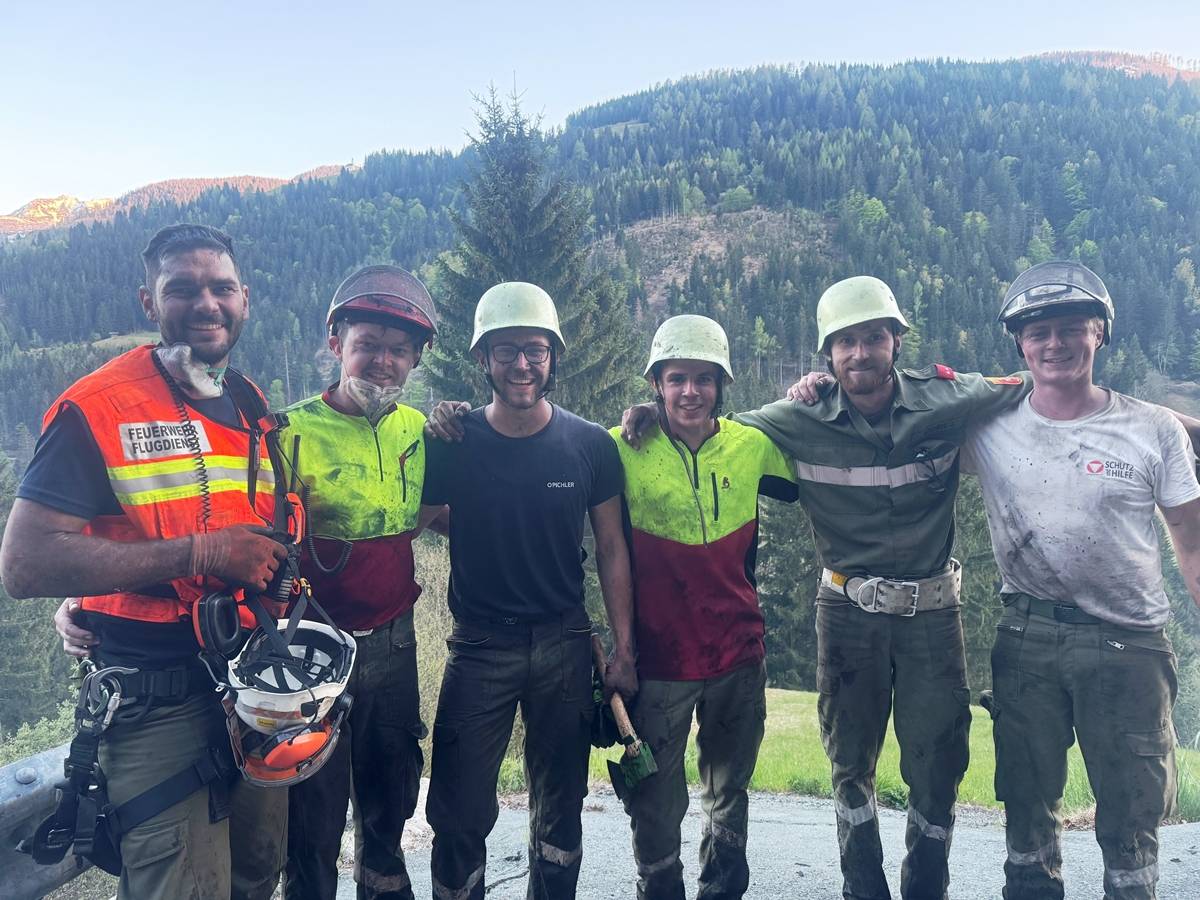 Voll im Einsatz, m&uuml;de, etwas schmutzig aber zufrieden wirken diese Burschen &ndash; sie haben Gro&szlig;artiges geleistet! Foto: BfKdo Hermagor
