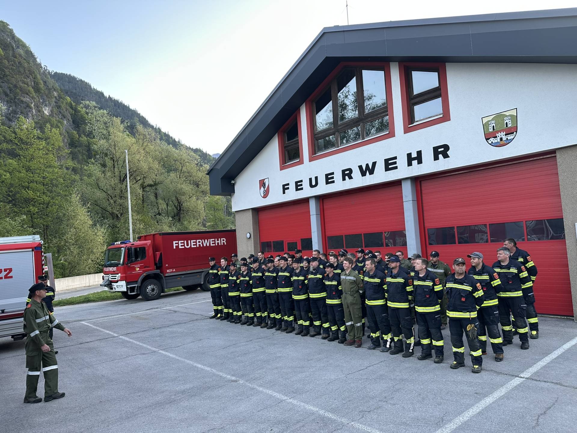 In Oberdrauburg formierte sich der Spittaler KAT-Zug mit 60 Helfern. F&uuml;r den Lesachtal-Einsatz hatten sich aber viel mehr gemeldet. Foto: BfKdo Spittal