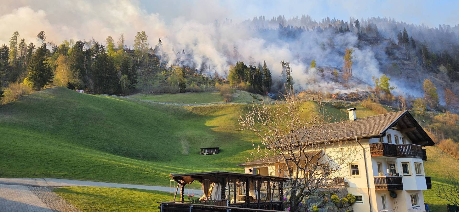 Bedrohlich nahe kam das Feuer den H&ouml;fen im Lesachtal. Foto: Kubin.