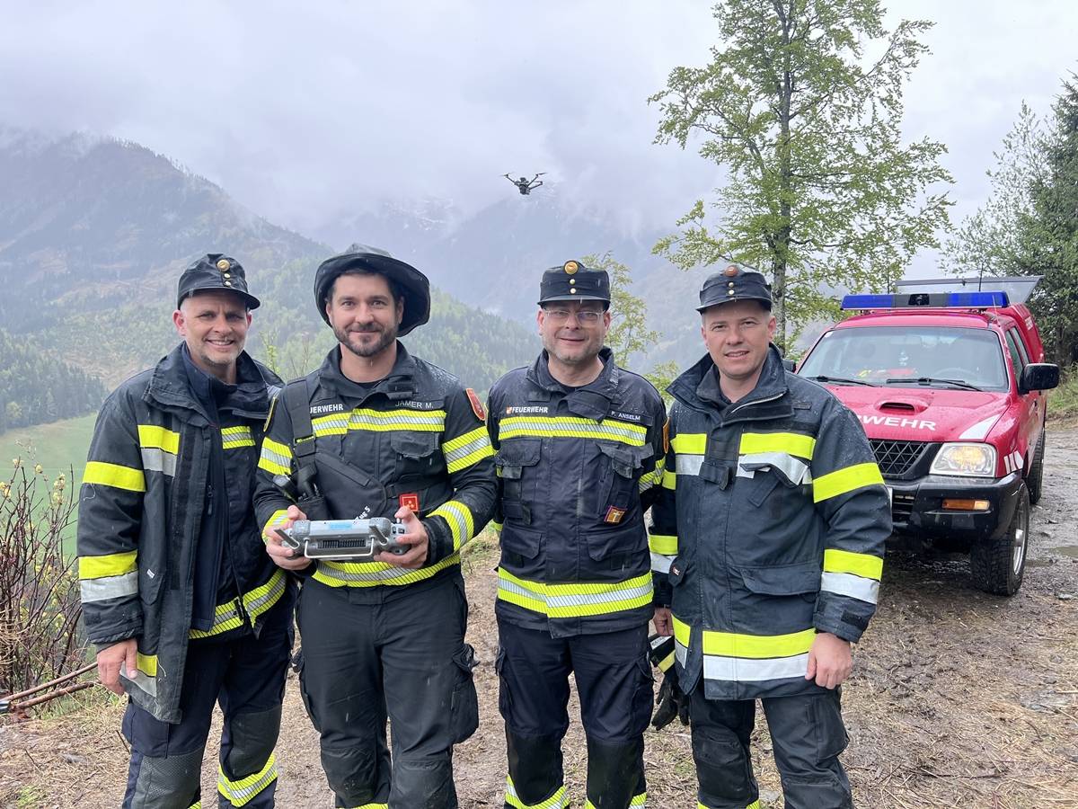 Mit Drohnen werden Glutnester aufgesp&uuml;rt.