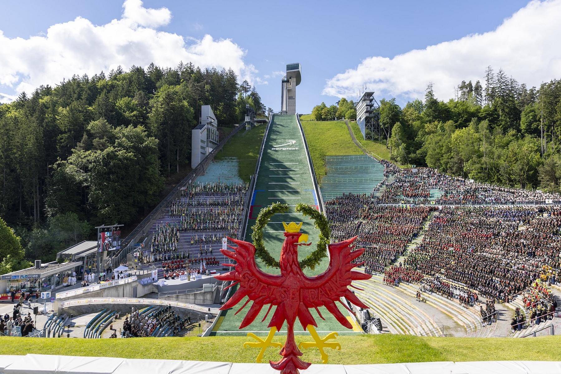 Sch&uuml;tzen und Marktenderinnen aus Tirol und Bayern am Bergisel vereint. Foto: BTSK / Matthias Sedlak