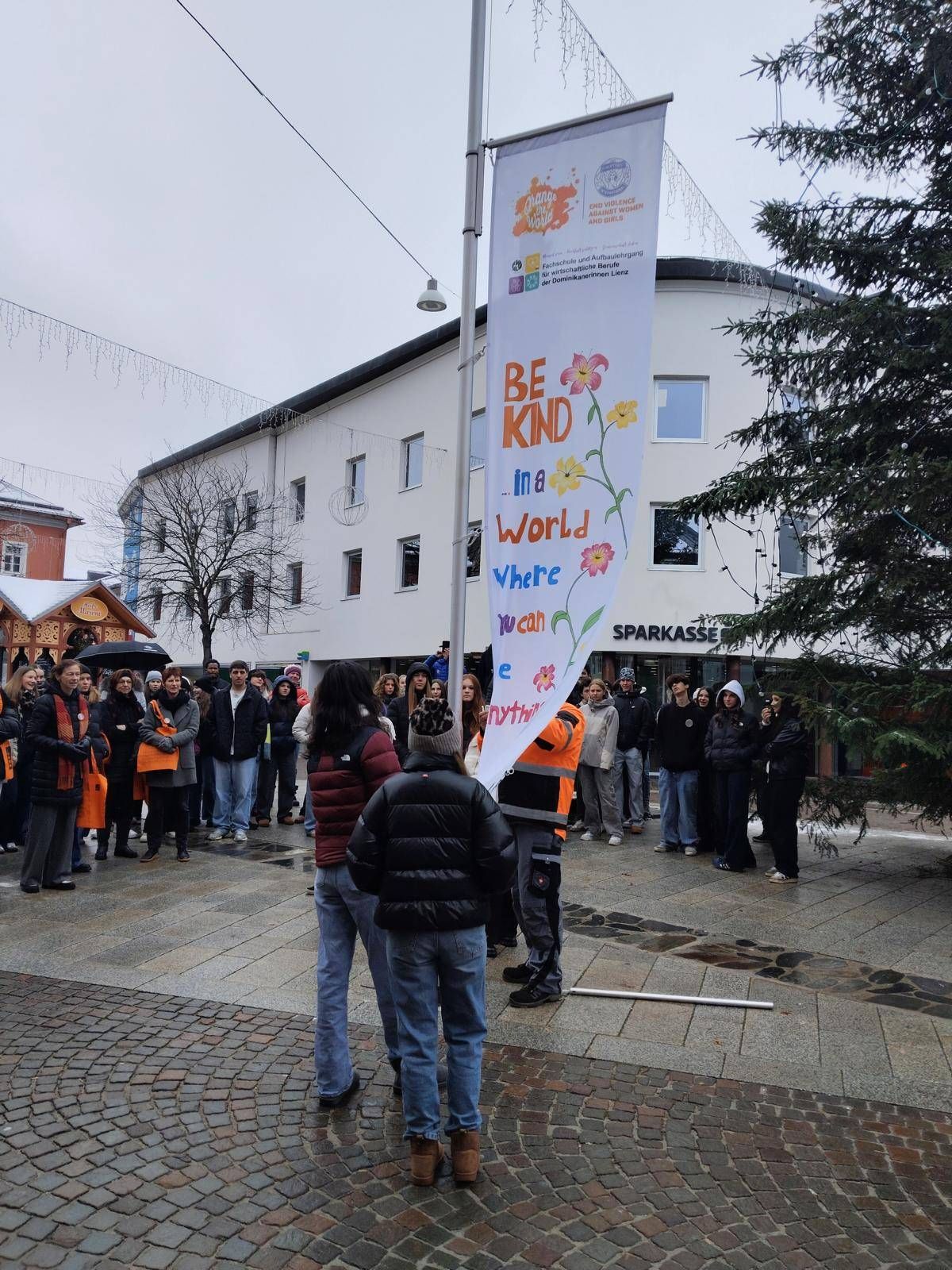 Heute Vormittag wurden die Fahnen gehisst. Fotos: Magdalena Pircher