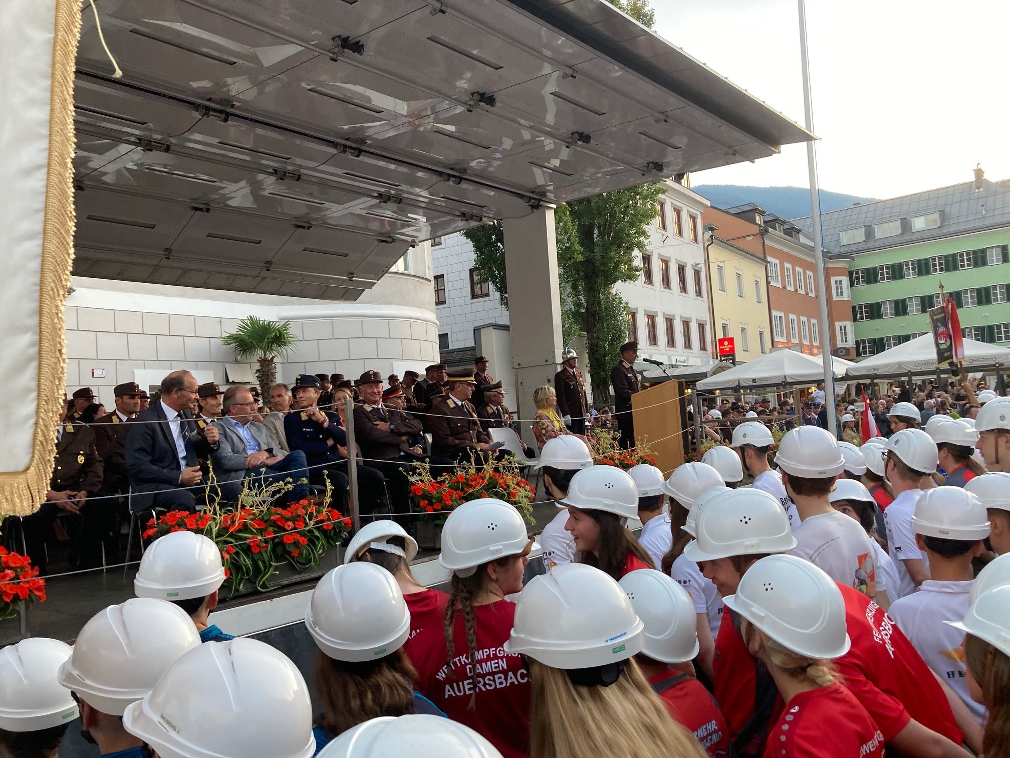 Voller Hauptplatz und volles Podium. Foto: Stangl