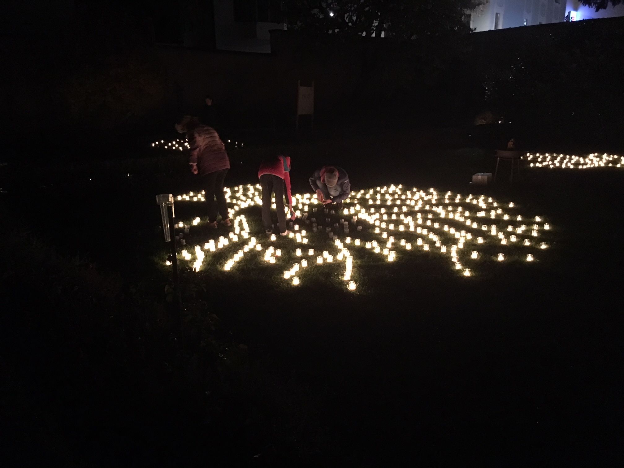 Beim Anz&uuml;nden der &uuml;ber 1000 Kerzen, Foto: Stangl
