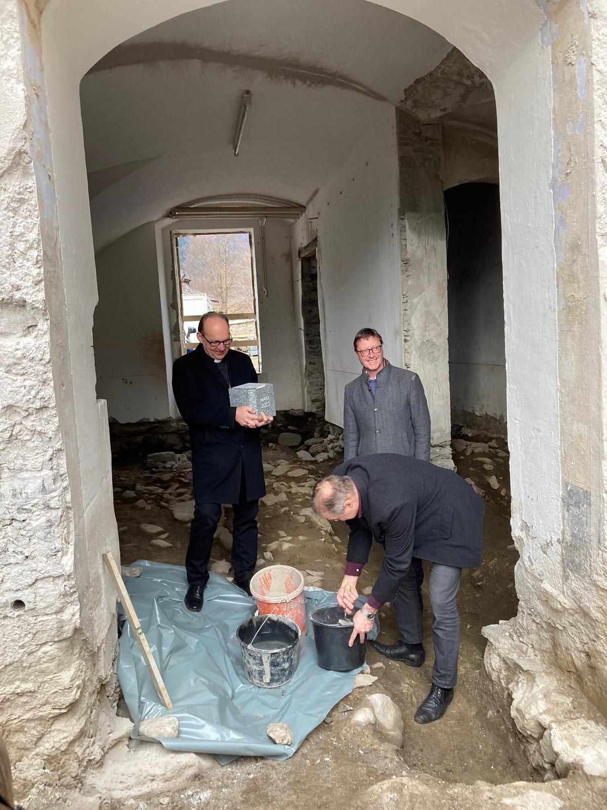 Der Steinw&uuml;rfel stammt aus Pr&auml;graten und tr&auml;gt die Aufschrift "M&auml;rz 2023". Foto: Stangl