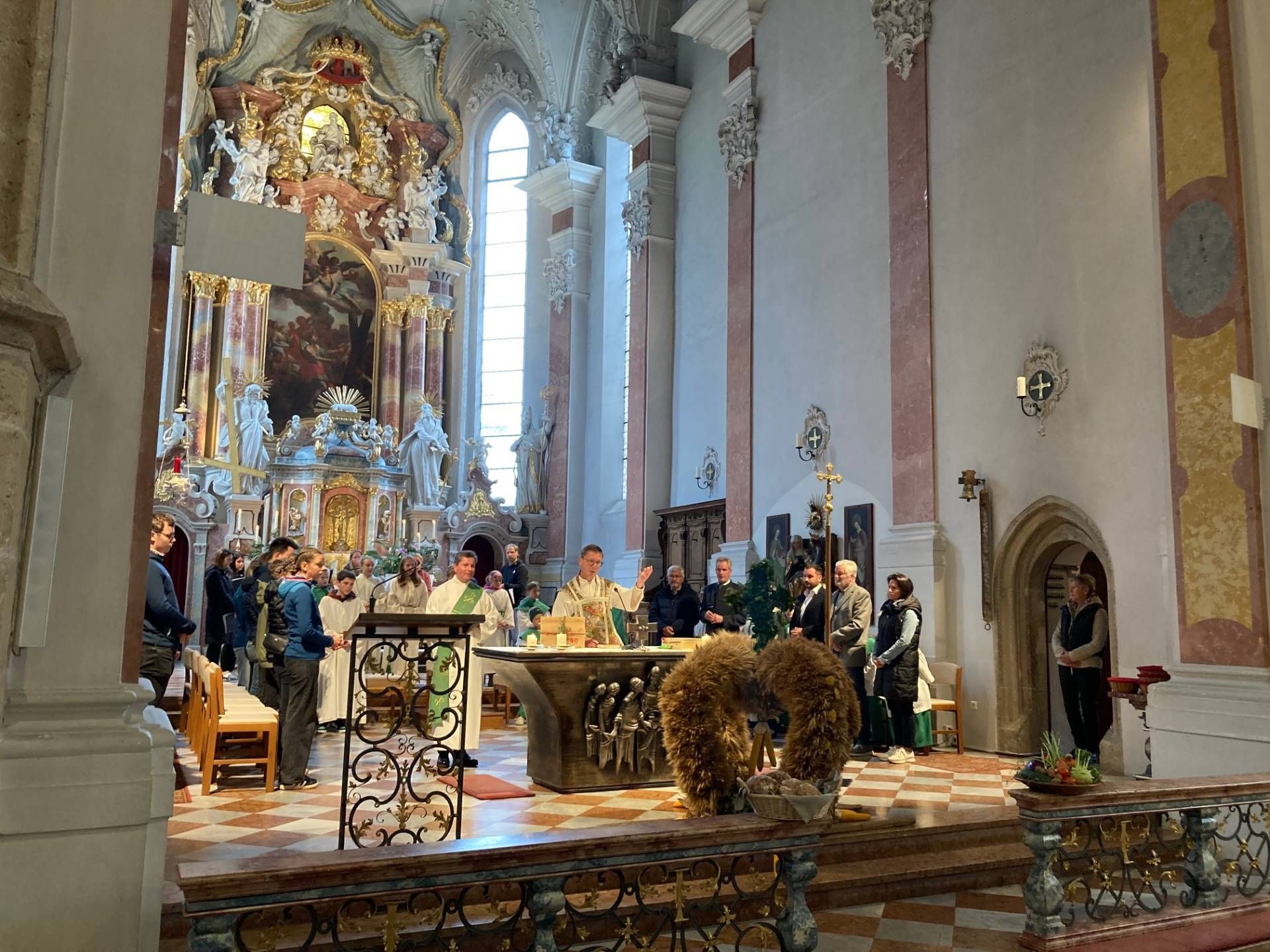 Die Jungbauernschaft/Landjugend Patriasdorf hat die Erntekrone f&uuml;r den Erntedank-Gottesdienst angefertigt. Foto: Stangl