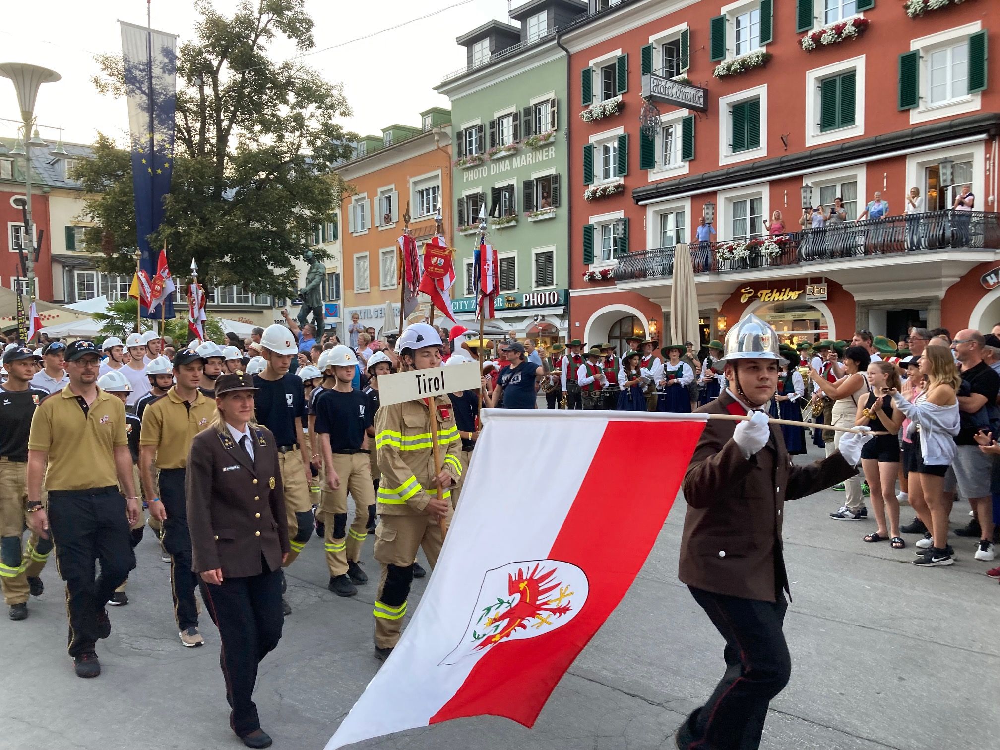 Einmarsch der Bewerbsgruppen am Hauptplatz. Foto: Stangl