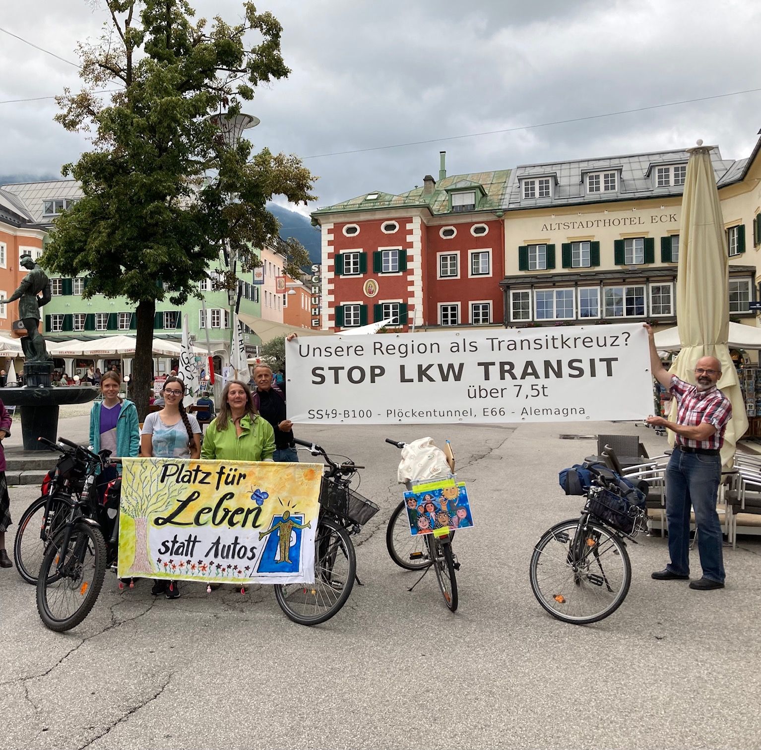In Lienz hat man auch das Anliegen der Osttiroler Aktivisten gegen den LKW-Transit mitgenommen, Foto: Stangl