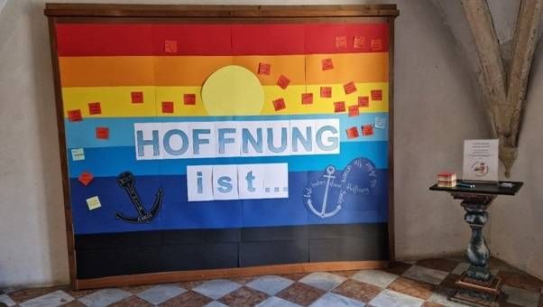 In der Pfarrkirche St. Andr&auml; in Lienz entsteht aus eigenen Botschaften ein Bild der Hoffnung. Foto: Dekanat Lienz