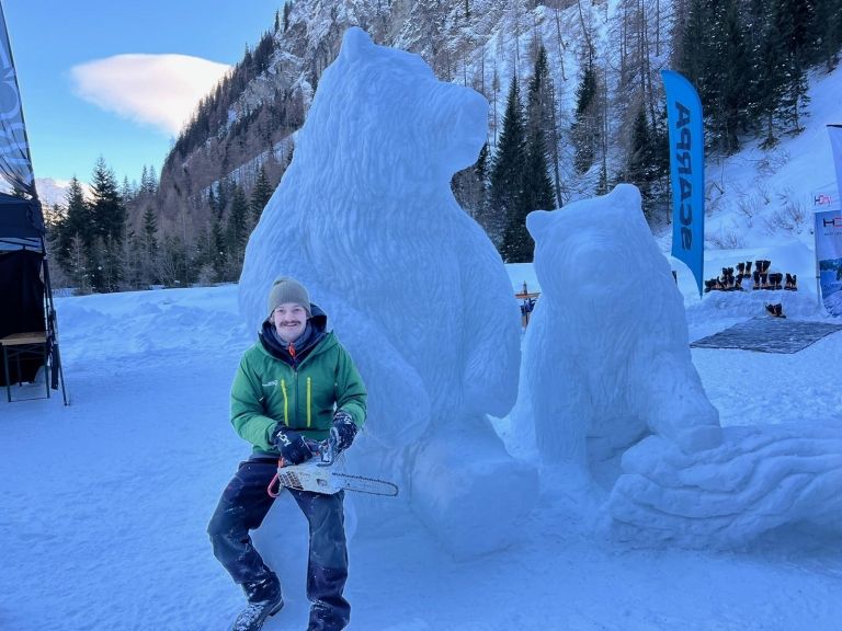 Eisskulptur begr&uuml;&szlig;t zu Eiskletterfestival in Matrei