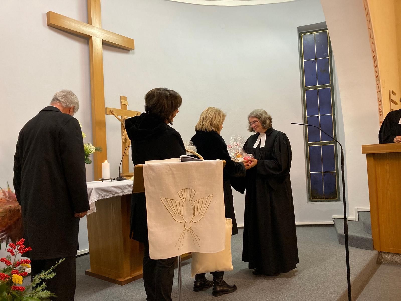 Die Pfarrgemeinde begr&uuml;&szlig;te die neue Pfarrerin. Foto: Stangl