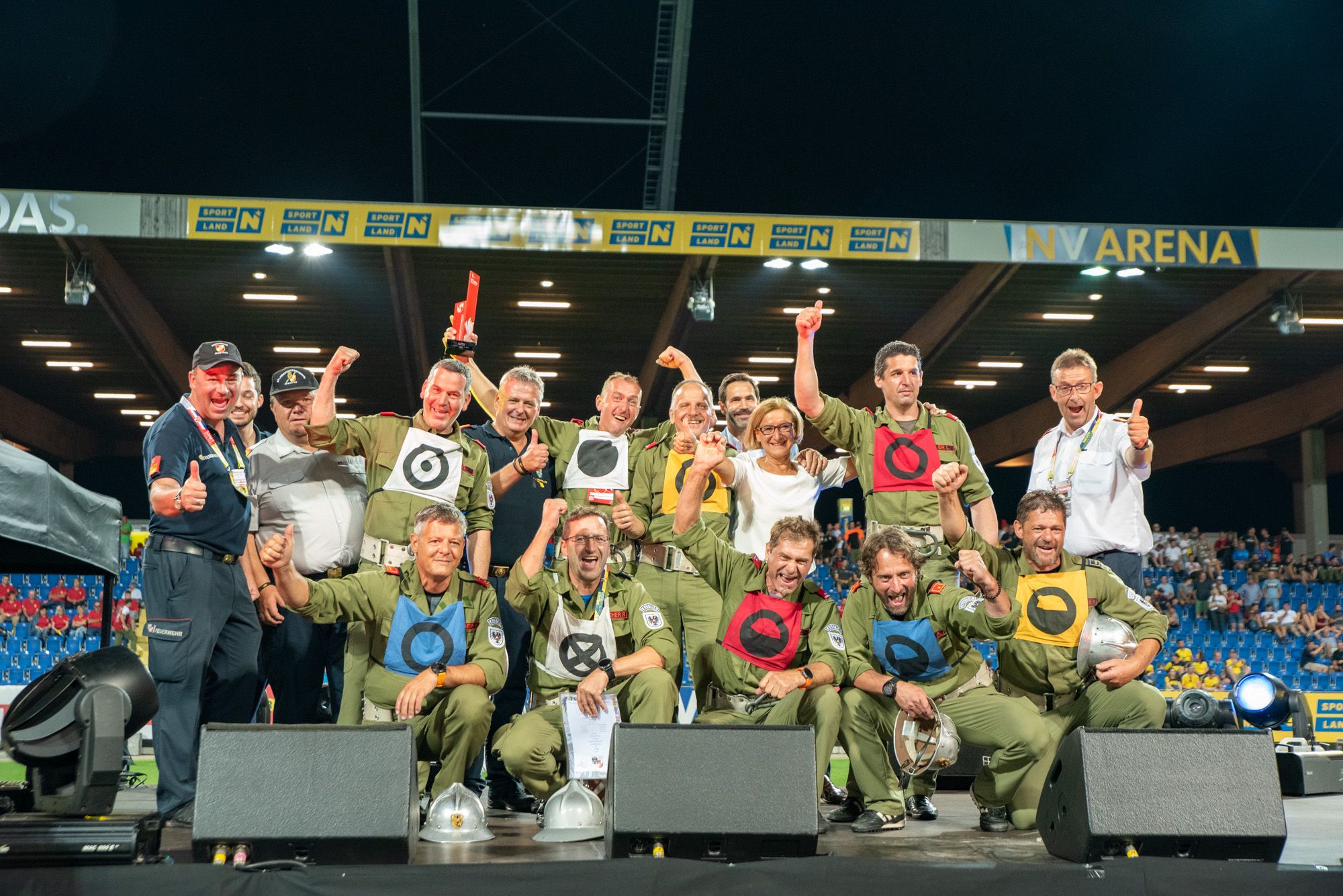 Siegerfoto nach &Uuml;berreichung der Troph&auml;e mit LH-Frau Johanna Mikl-Leitner, Feuerwehrpr&auml;sident Robert Mayer und Landesfeuerwehrkommandant Dietmar Fahrafellner (N&Ouml;) Foto: Anton Wegscheider