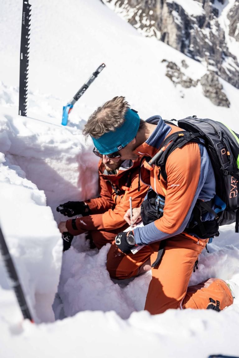 Patrick Nairz bei der Analyse der Schneedecke im freien Gel&auml;nde &copy; Land Tirol/Simon Rainer