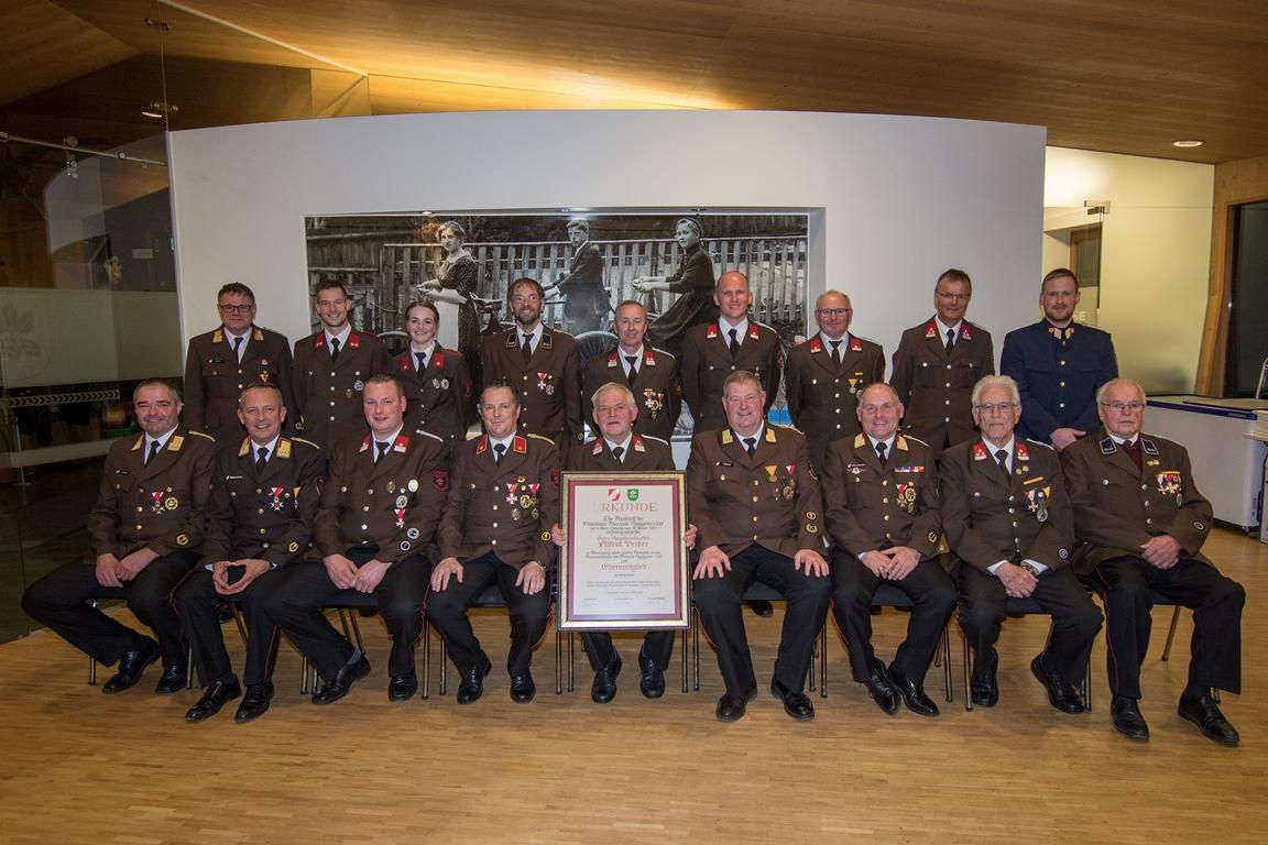 Jubil&auml;umsversammlung 120 Jahre Feuerwehr Hopfgarten i.Def. &ndash; im Bild die Geehrten mit Ehreng&auml;sten vorne v.l. Bezirksfeuerwehrkommandant Harald Draxl, Landesfeuerwehrkommandant Jakob Unterladst&auml;tter, neuer Kommandantstellvertreter Florian Unterlercher, Kom