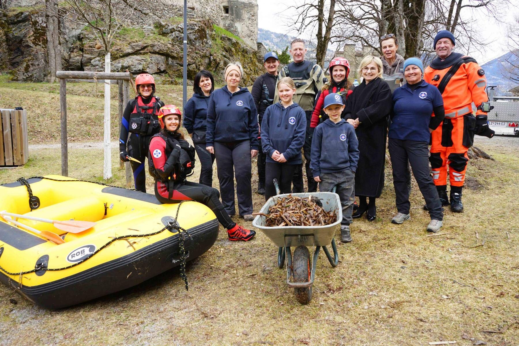 Die flei&szlig;igen HelferInnen von Wasserrettung und Stadtgemeinde mit Bgm. Elisabeth Blanik. Foto: Stadt Lienz/Lenzer