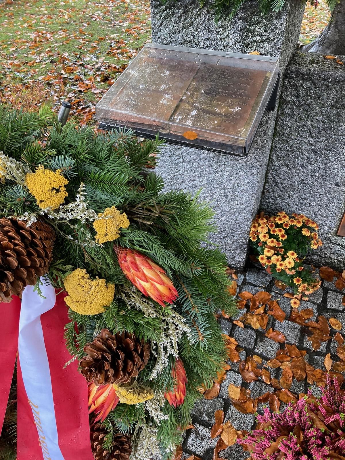 &Uuml;ber 100 Opfer sind im Buch der Namen verzeichnet, und es werden noch weitere dazu kommen, k&uuml;ndigt Initiator Friedl Kalser an. Foto: Stangl