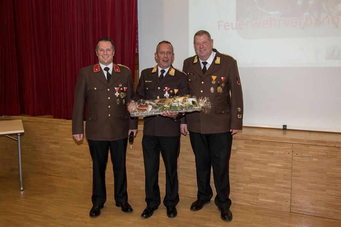 Geschenk&uuml;bergabe an einen besonderen Ehrengast v.l. Kommandant Peppi T&ouml;nig, Landesfeuerwehrkommandant Jakob Unterladst&auml;tter und B&uuml;rgermeister Markus T&ouml;nig.