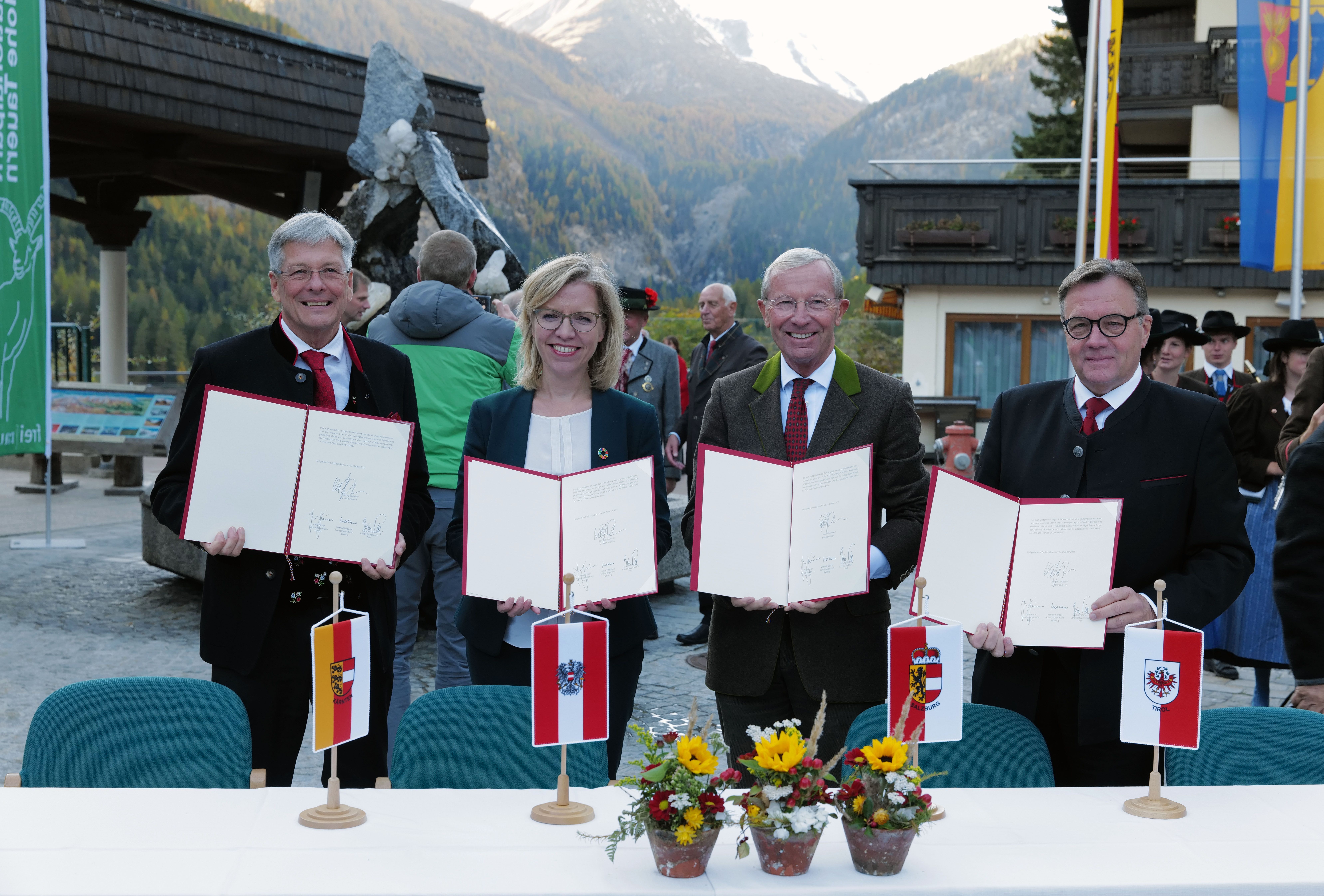 Pr&auml;sentierten die neue Deklaration: V. li. LH Peter Kaiser, Ministerin Leonore Gewessler, LH Wilfried Haslauer und LH G&uuml;nther Platter in Heiligenblut, Foto: LPD K&auml;rnten/H&ouml;her