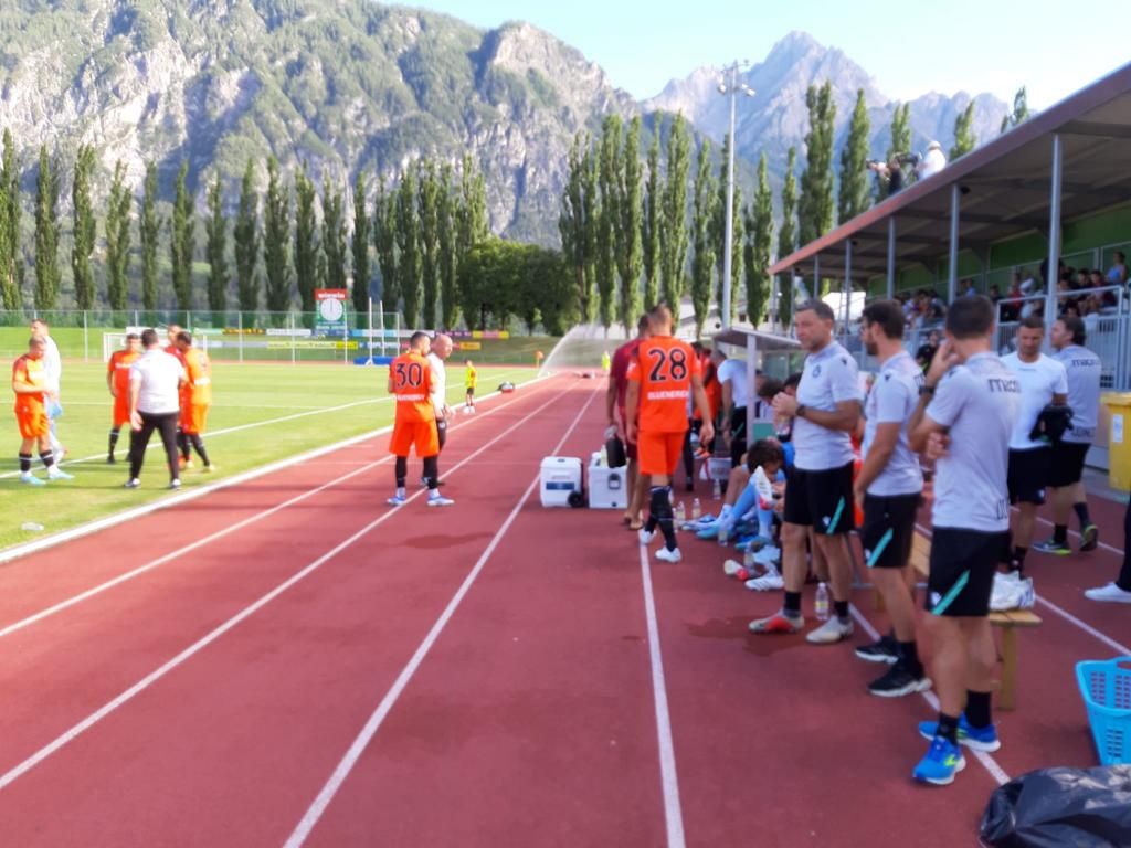 kurz vor Spielbeginn: Udinese Calcio (orange) trifft auf Rapid Lienz, Foto: Abart
