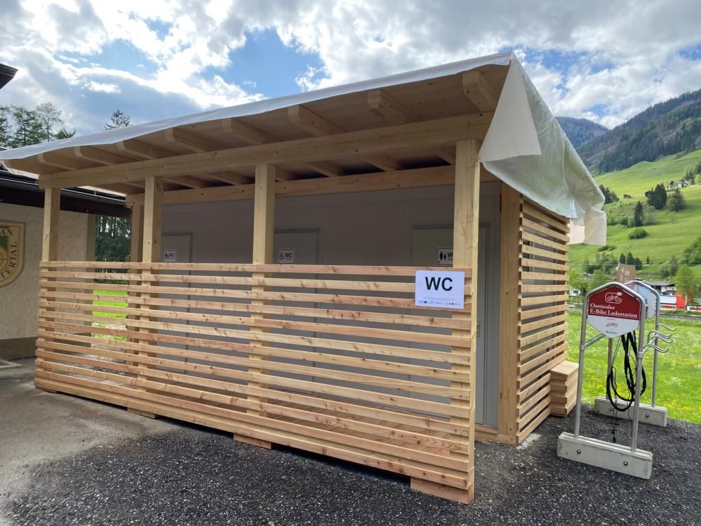 Neues WC und Ladestation f&uuml;r E-Bikes beim Wichtelpark Sillian. Foto: TVB Osttirol