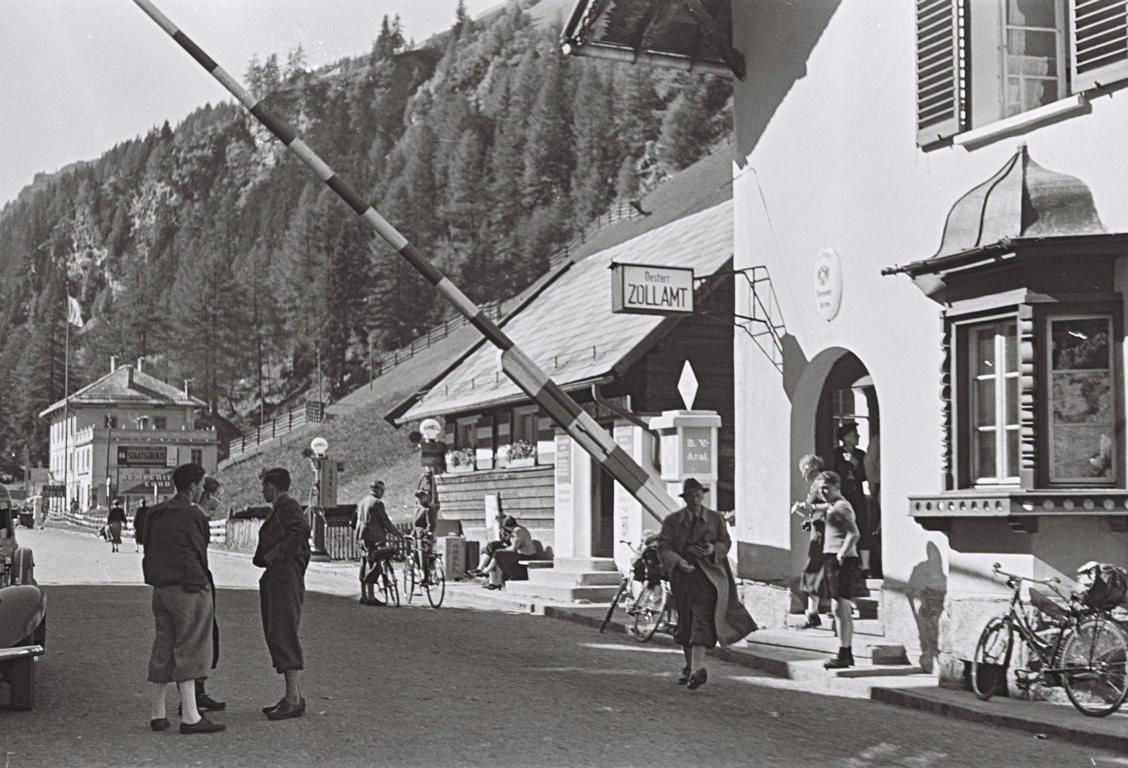 Der Grenzbalken und das Zollamt am Brenner im Jahr 1937. Foto: Stadtarchiv Innsbruck