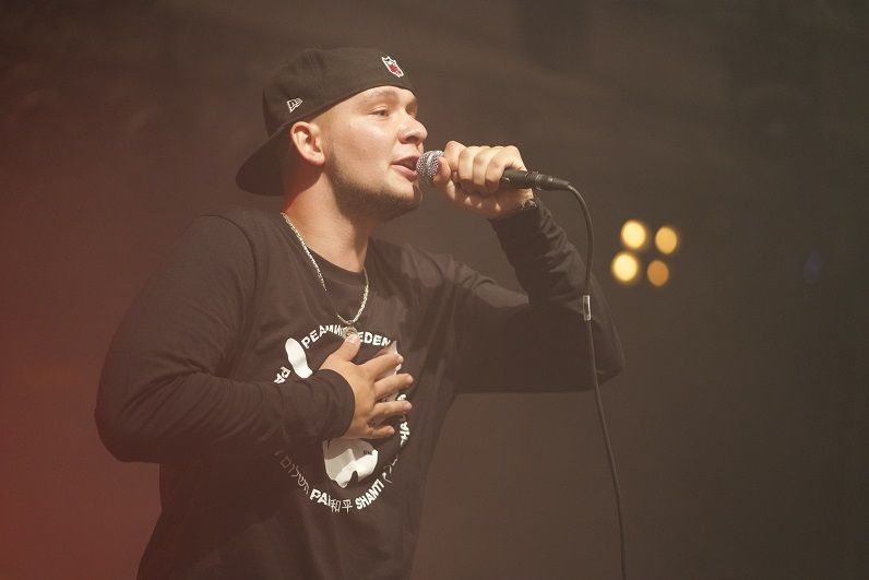 Die S&auml;ngerin Morgaine und der Rapper &Auml;ON treten am &bdquo;Intuition Earth&ldquo; Kurzfilmfestival in Stall auf.