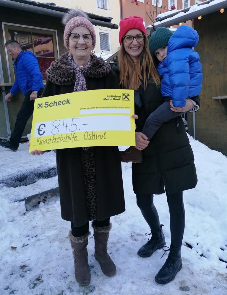 Obfrau Anni Kratzer und Yogalehrerin Julia Wilhelmer mit S&ouml;hnchen Elias