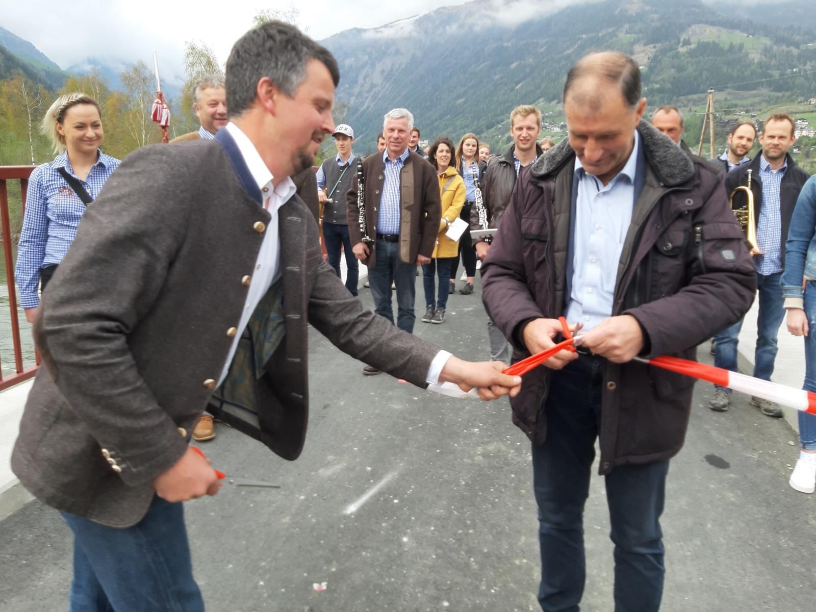 B&uuml;rgermeister Raimund Steiner gibt die neue Br&uuml;cke frei. Foto: Abart