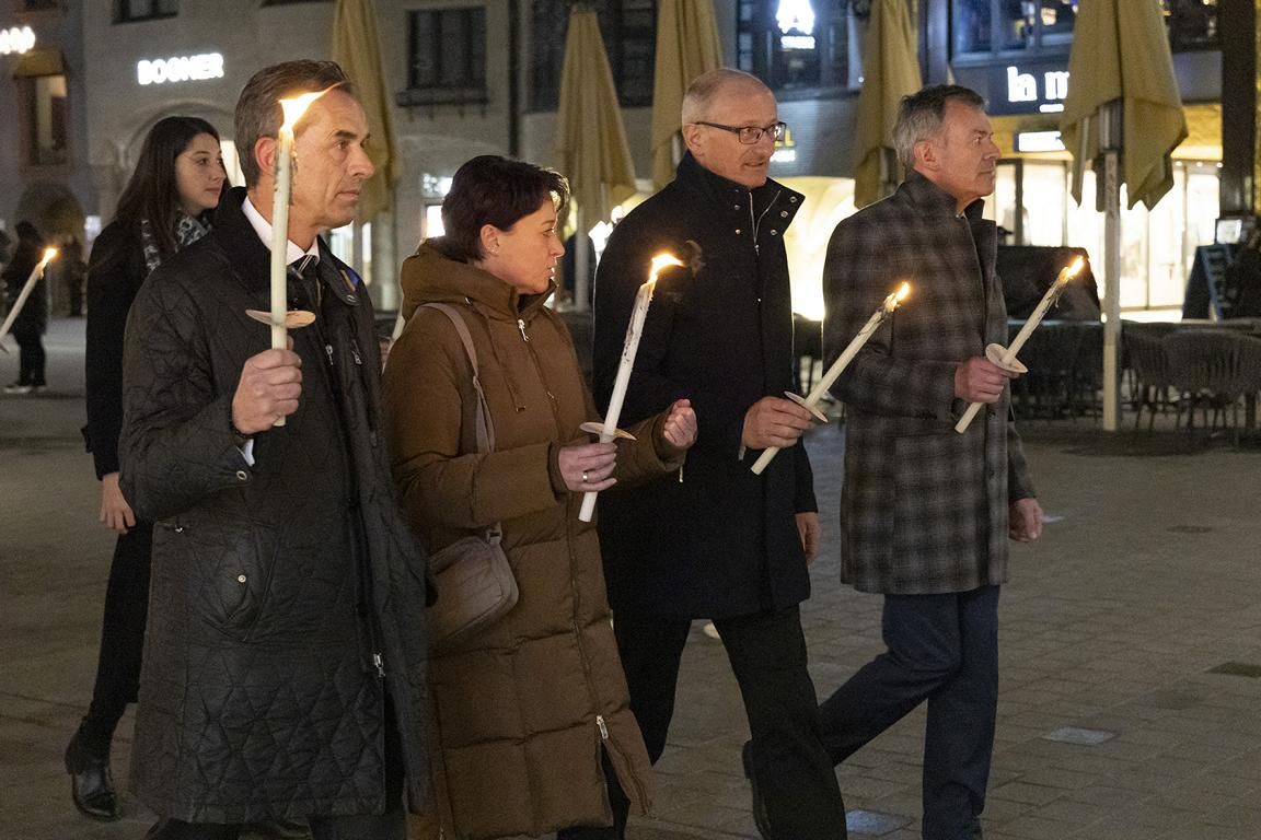 Auf dem Weg in den Dom: (von li.) Honorarkonsul Walter Peer, LTPin Sonja Ledl-Rossmann, LH Anton Mattle und Bgm Georg Willi. Foto: Land Tirol/Die Fotografen