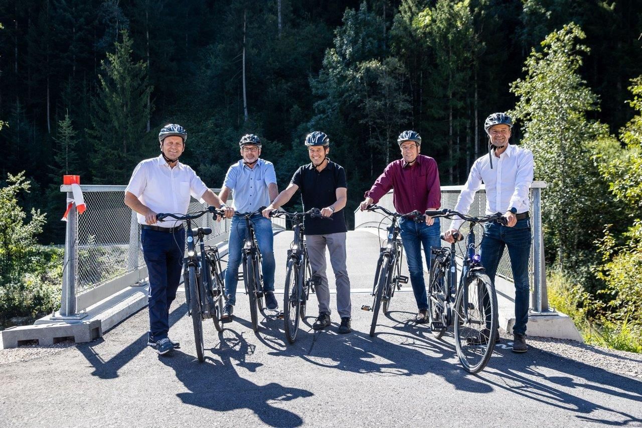 V. li. bei der Er&ouml;ffnung des Drauradwegs LHStv Josef Geisler, Bernhard Schneider (Bgm Assling), Harald Haider (Leiter BBA Lienz), Johann Waldauf (Bgm Anras) und Christian Molzer (Vorstand Abt. Stra&szlig;e und Verkehr des Landes Tirol). Foto: Land Tirol/Groder