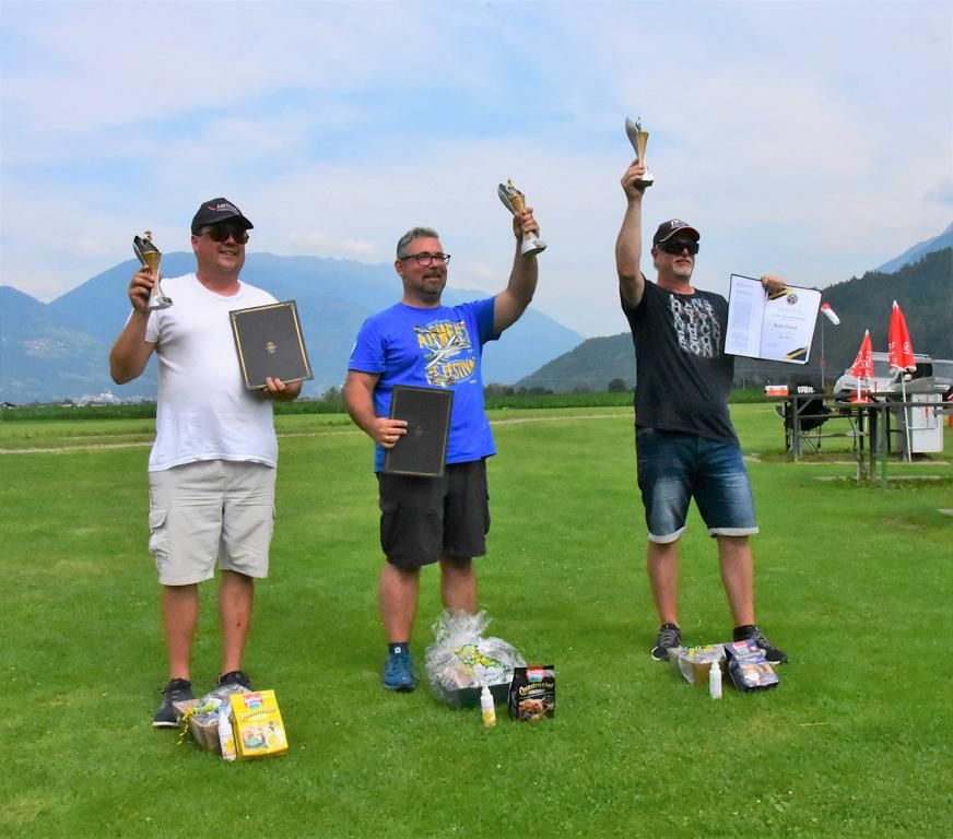 Das Siegerfoto: 1. Platz: Stefan Sporer (Mitte), 2. Platz: Herbert Dietrich (re.), 3. Platz: Marco Bierbauer (li.). Foto: Karl Dalpra)