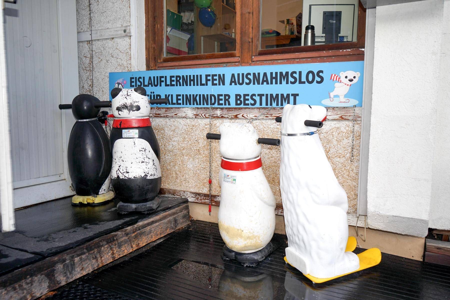 Die "Pinguine" und "Eisb&auml;ren" machen auch Pause und freuen sich jetzt schon auf viele kleine Eisl&auml;uferInnen, denen sie  im n&auml;chsten Winter wieder helfen k&ouml;nnen.