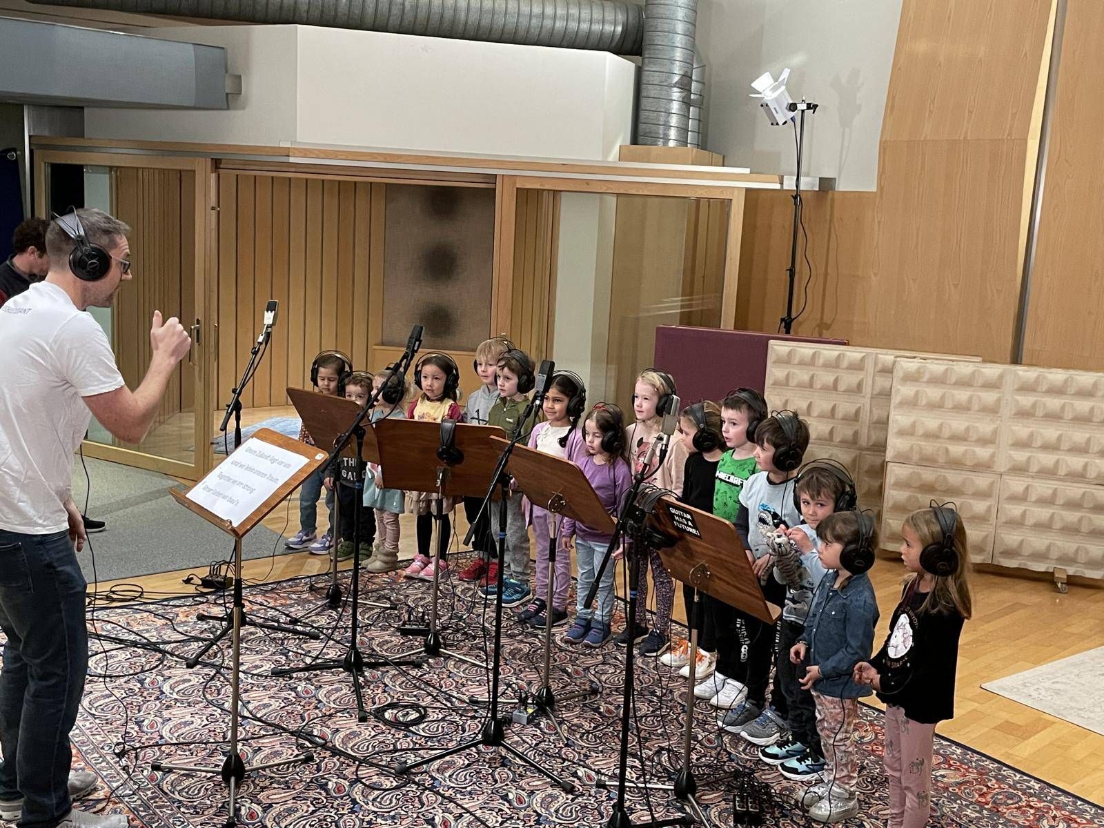 In Gruppen wurde der Song im Tonstudio 17-studios aufgenommen. Foto: Bildungseinrichtungen und Franz Pacher