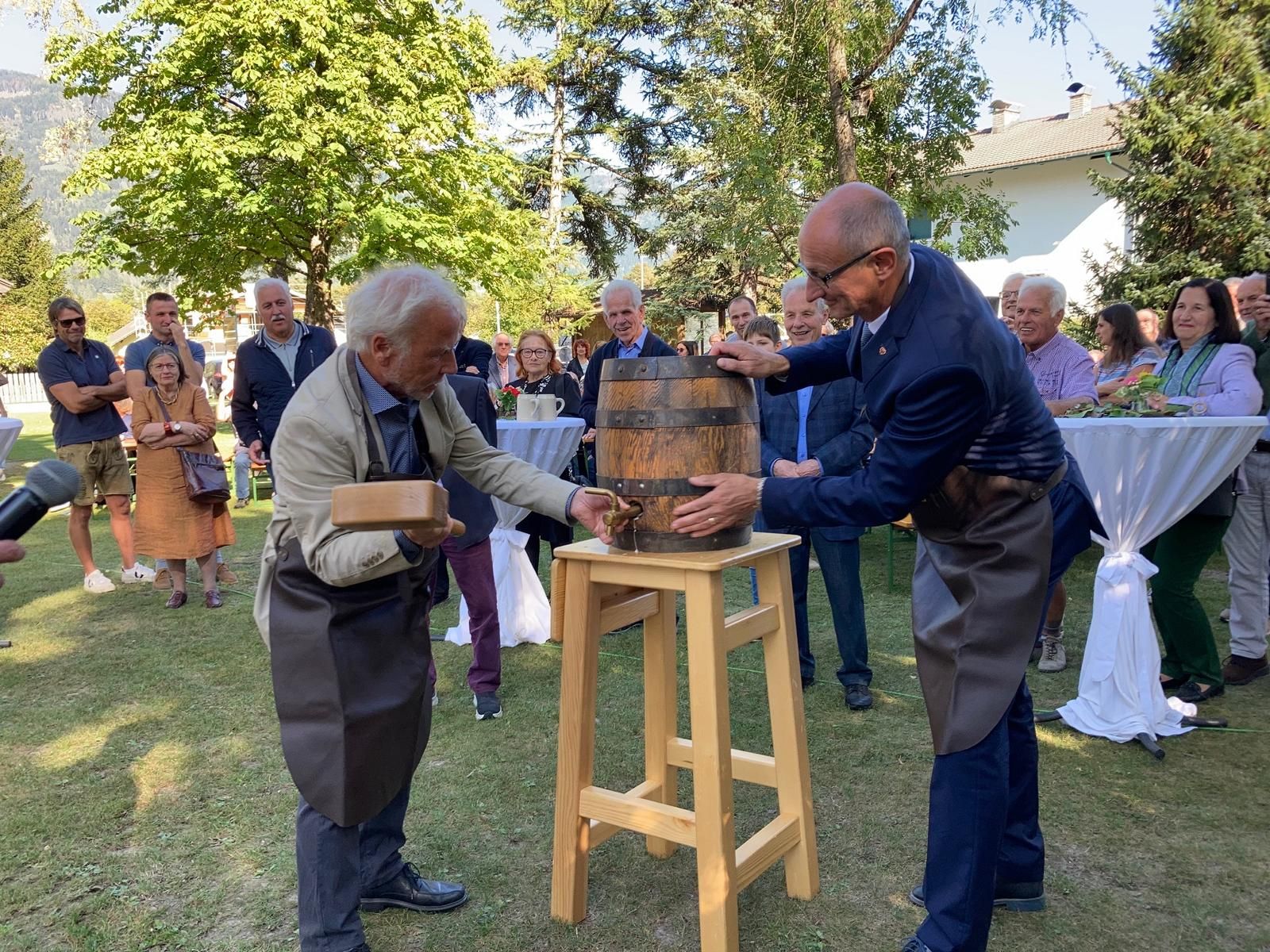 Leonard Lorenz und LH Anton Mattle beim Bieranstich. Foto: Stangl