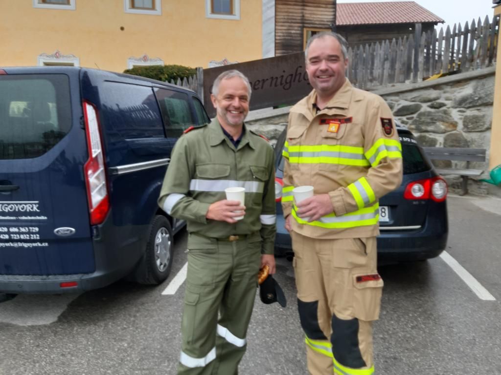 Bezirks-Feuerwehrkommandant (Spittal) Kurt Schober und Bezirks-Feuerwehrkommandant (Lienz) Harald Draxl bei der &Uuml;bergabe am Iselsberg, Foto: Abart