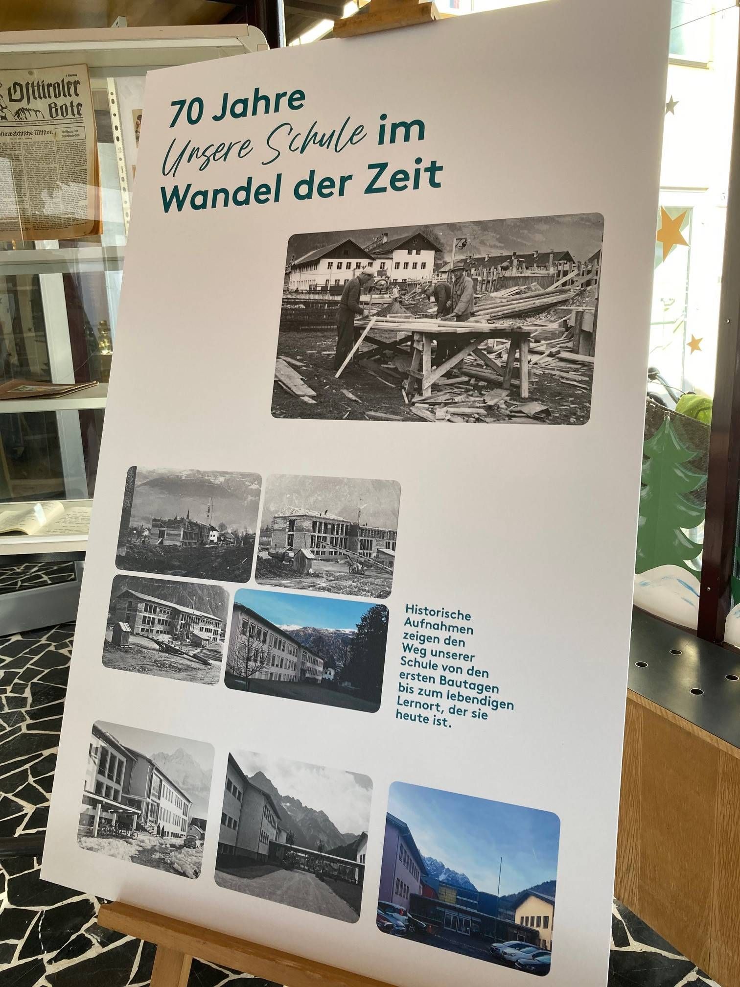 Eine Schautafel dokumentiert den Bau der Schule vor 70 Jahren / Ausstellung VS S&uuml;d