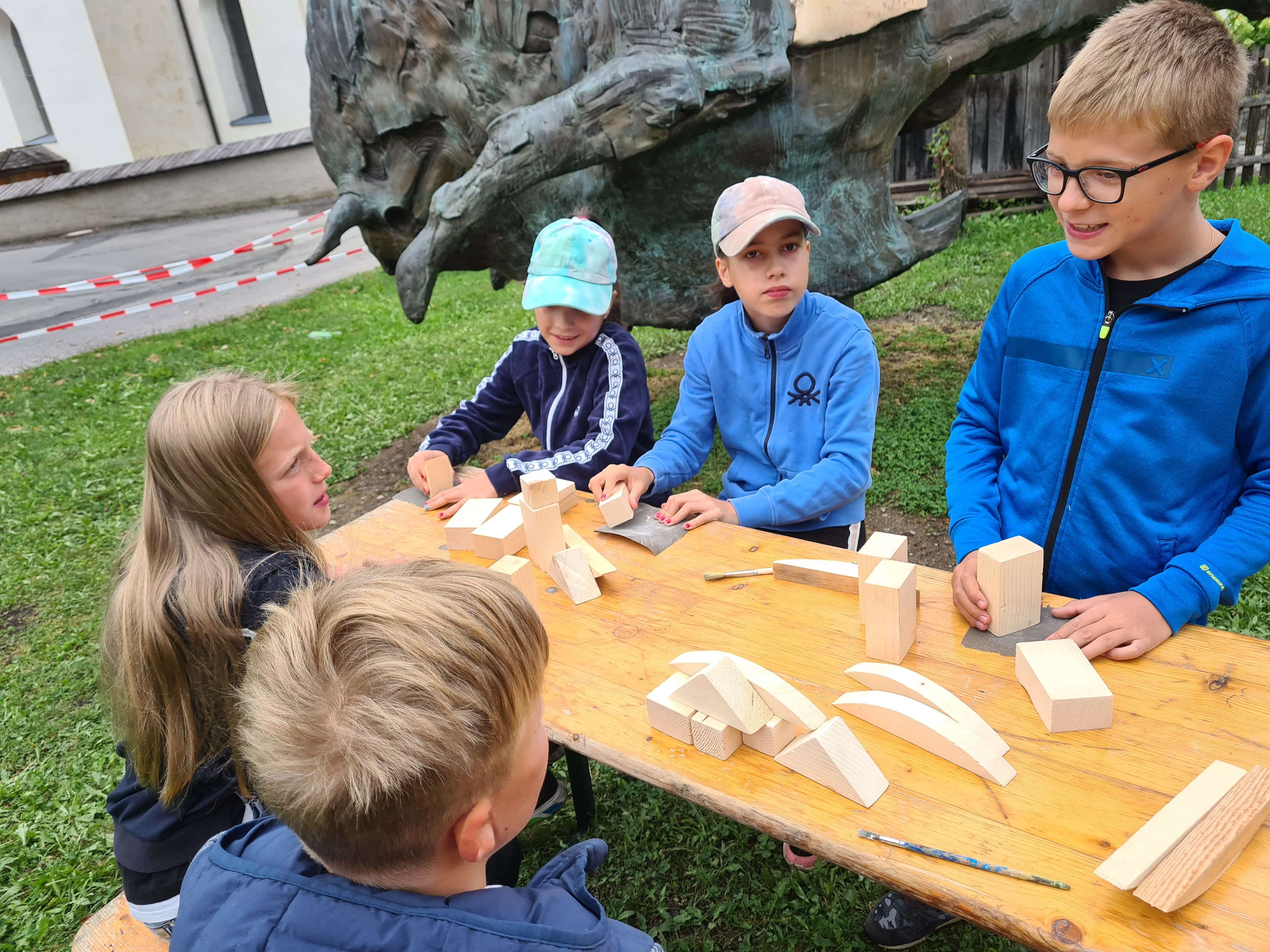 Es ist auch mit anderen Materialien, z.B. Holz, gearbeitet worden.