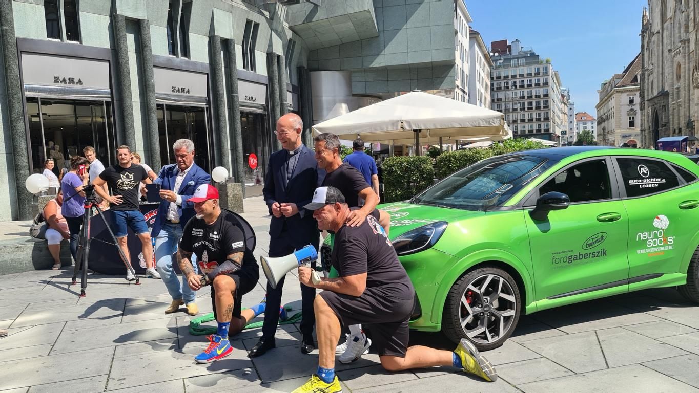 Bei Franz M&uuml;llners Ankunft in Wien war auch Dompfarrer Toni Faber mit dabei, Foto: Mattersberger