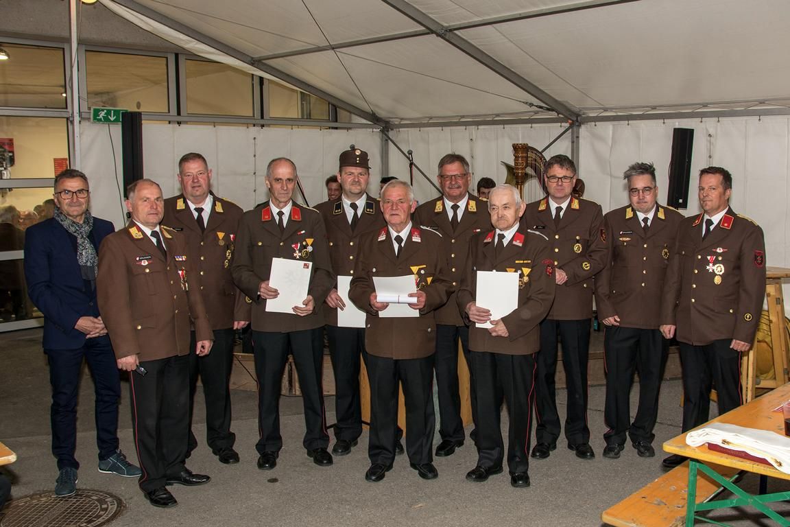 V.l. Altb&uuml;rgermeister Franz Hopfgartner, Bezirksfeuerwehrinspektor Franz Brunner, Ortskommandant und B&uuml;rgermeister Markus T&ouml;nig BEd, Hubert Wahler, Gernot Ortner, Alfred Veider, Bezirksfeuerwehrkommandant a.D. Herbert Oberhauser, Josef Steinkasserer, Absc