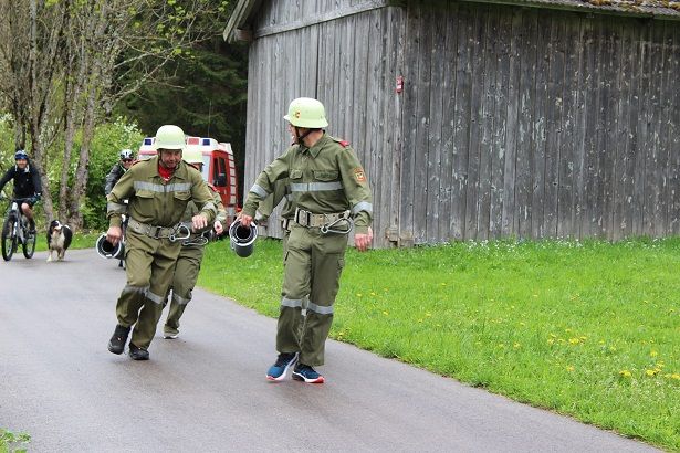 Die FF Flattach Fragant &uuml;bernahm die Saugschl&auml;uche von Obervellach.