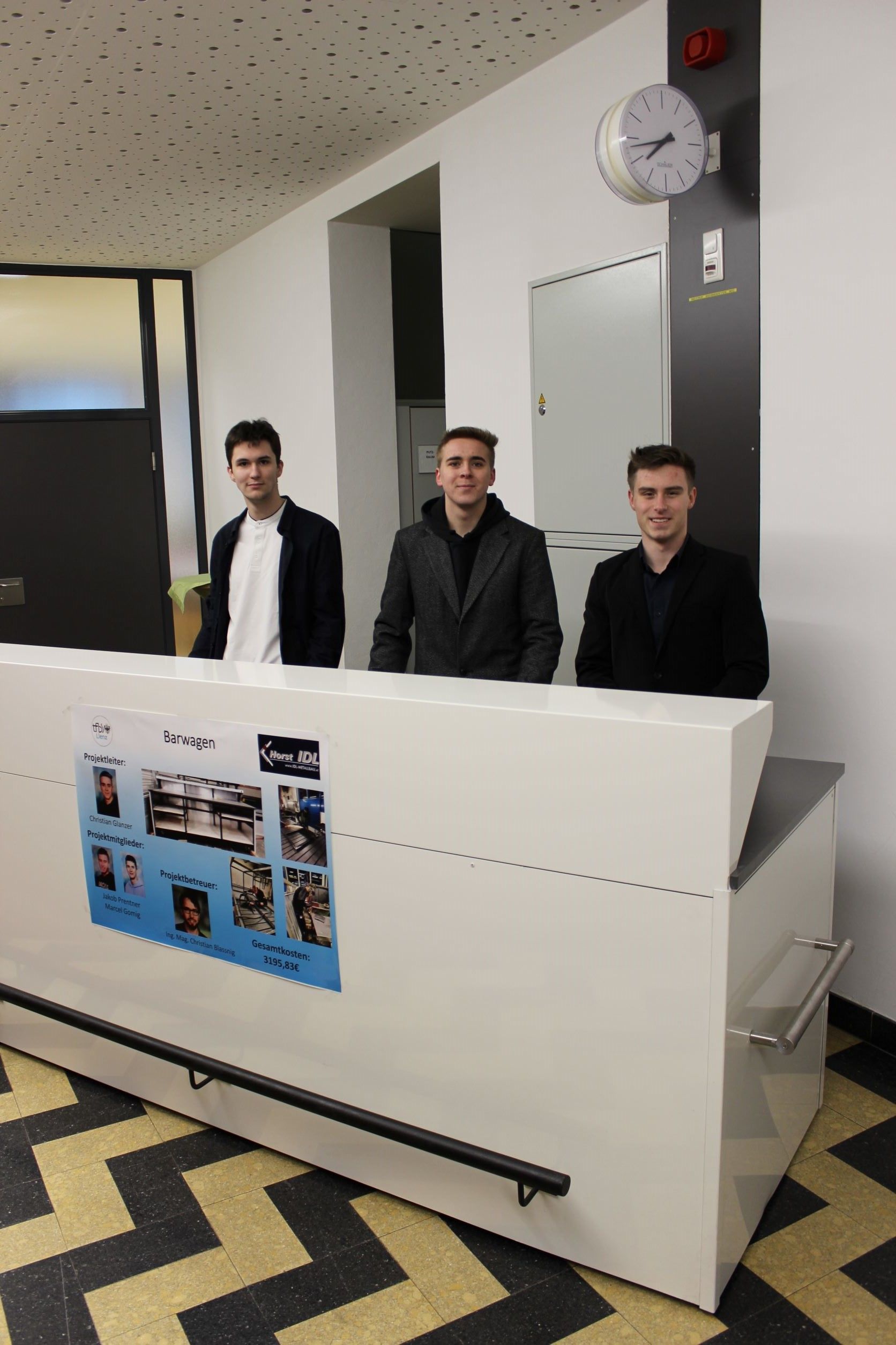 Christian Glanzer, Marcel Gomig und Jakob Prentner sind Lehrlinge der Firma Horst Idl Metallbau und &uuml;berlegten sich, wie man einen mobilen Barwagen planen und fertigen k&ouml;nnte. Foto: FBS Lienz