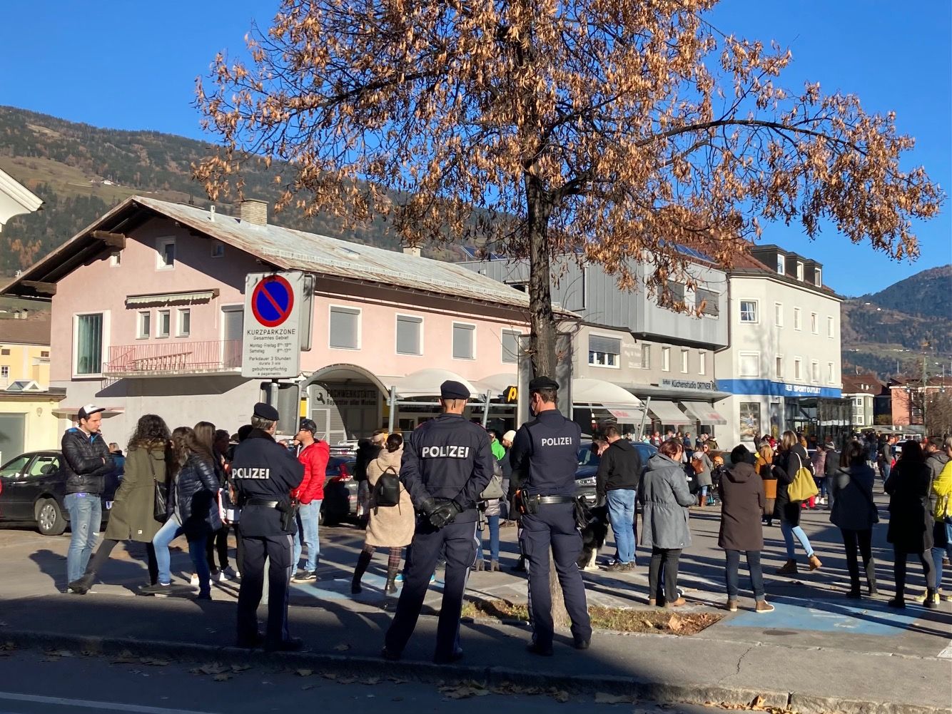 Die Polizei &uuml;berwachte die Versammlung. Alle Fotos: Stangl