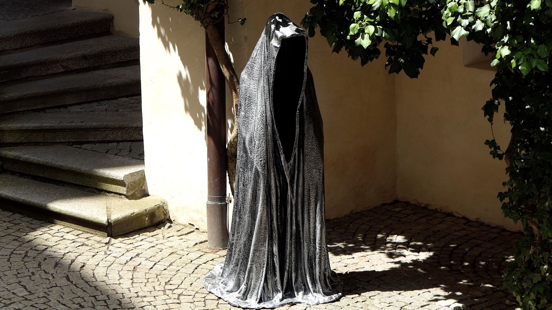 Stehender W&auml;chter im Innenhof