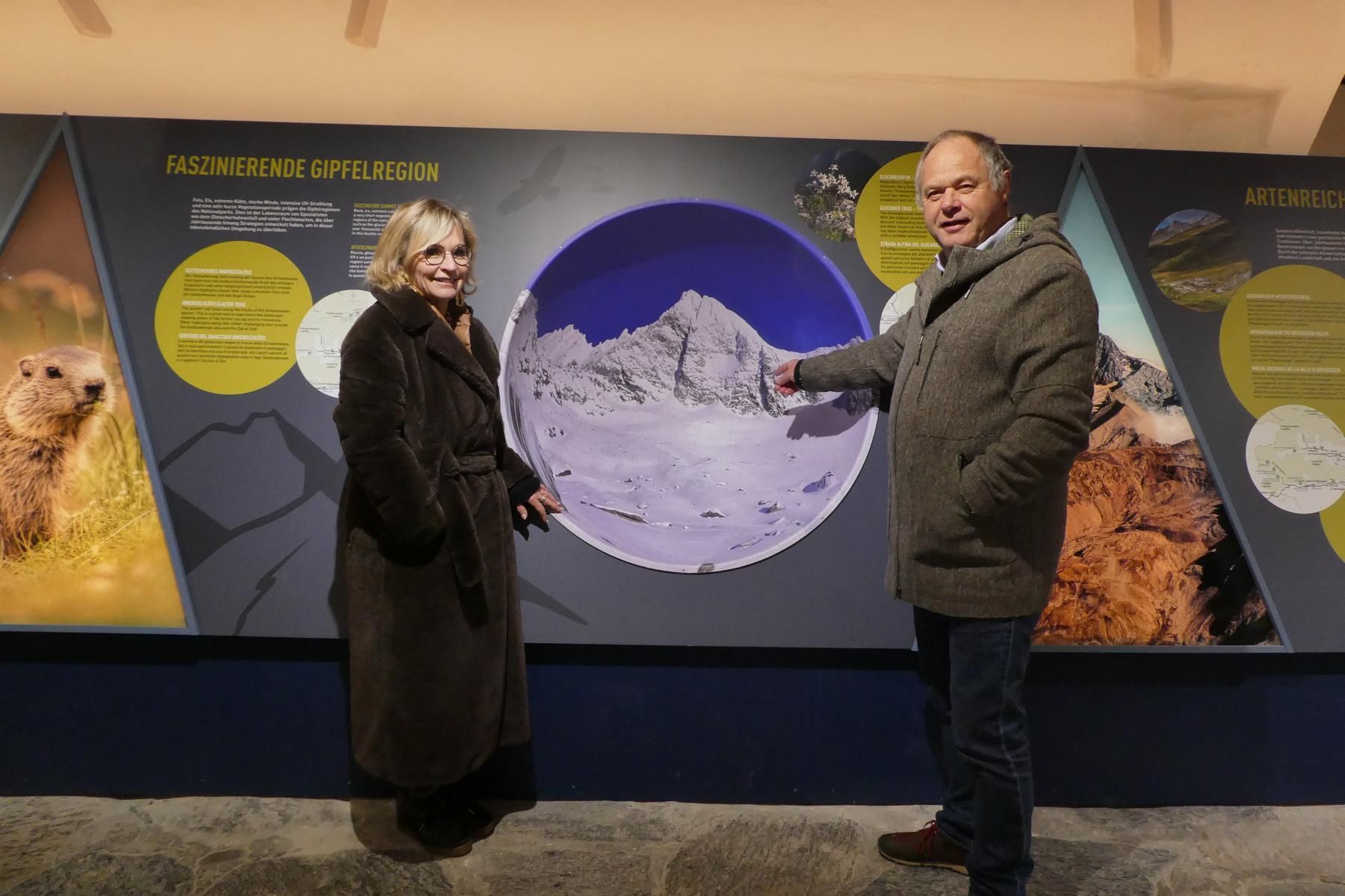 B&uuml;rgermeisterin von Lienz, Elisabeth Blanik und Nationalparkdirektor Hermann Stotter im neuen Nationalpark-Infobereich am Lienzer Hauptplatz. Foto: NPHT_Jurgeit