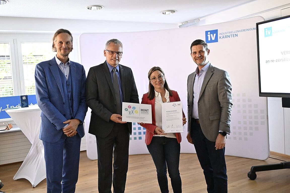 V. l.: Dr. Jonas Clau&szlig;en (P&auml;dagogischer Leiter Bildungsdirektion K&auml;rnten); Robert Derhaschnig (Bildungsdirektor); Manuela Schubert (Obfrau Tauernzwerge); Wolfgang Gruber (Industriellenvereinigung). Foto: Helge Bauer
