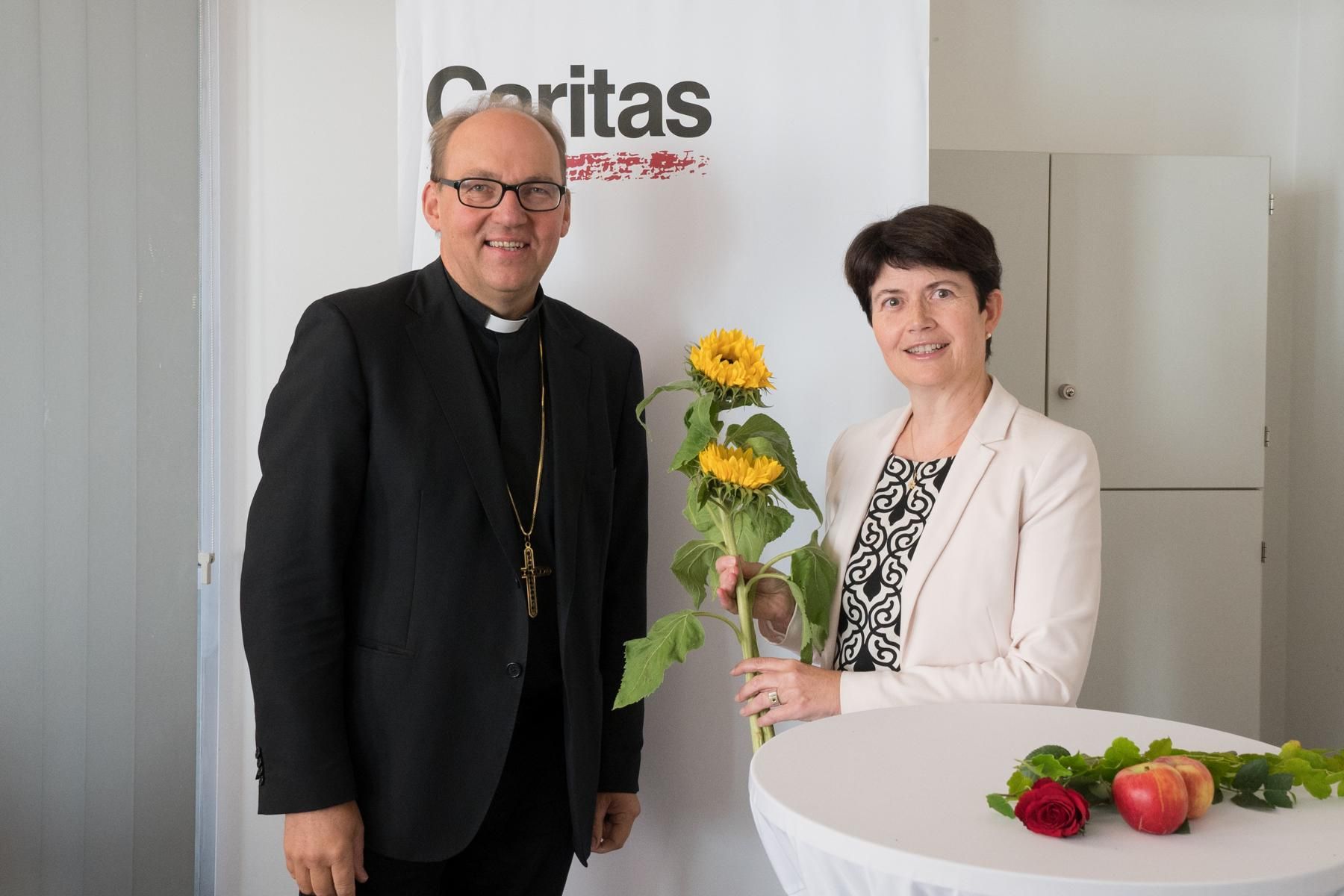 Bischof Hermann Glettler w&uuml;nscht der neuen Innsbrucker Caritas-Direktorin alles Gute zum Start, Foto: Di&ouml;zese Innsbruck/Sigl