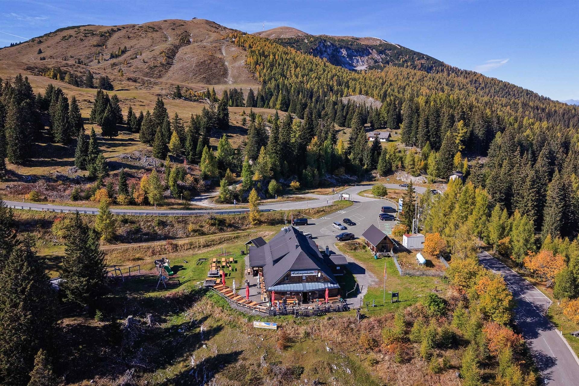 Herbststimmung auf der Villacher Alpenstra&szlig;e mit Blick auf die Aichingerh&uuml;tte. 1913 als Schih&uuml;tte vom damaligen Skipionier Josef Aichinger errichtet.