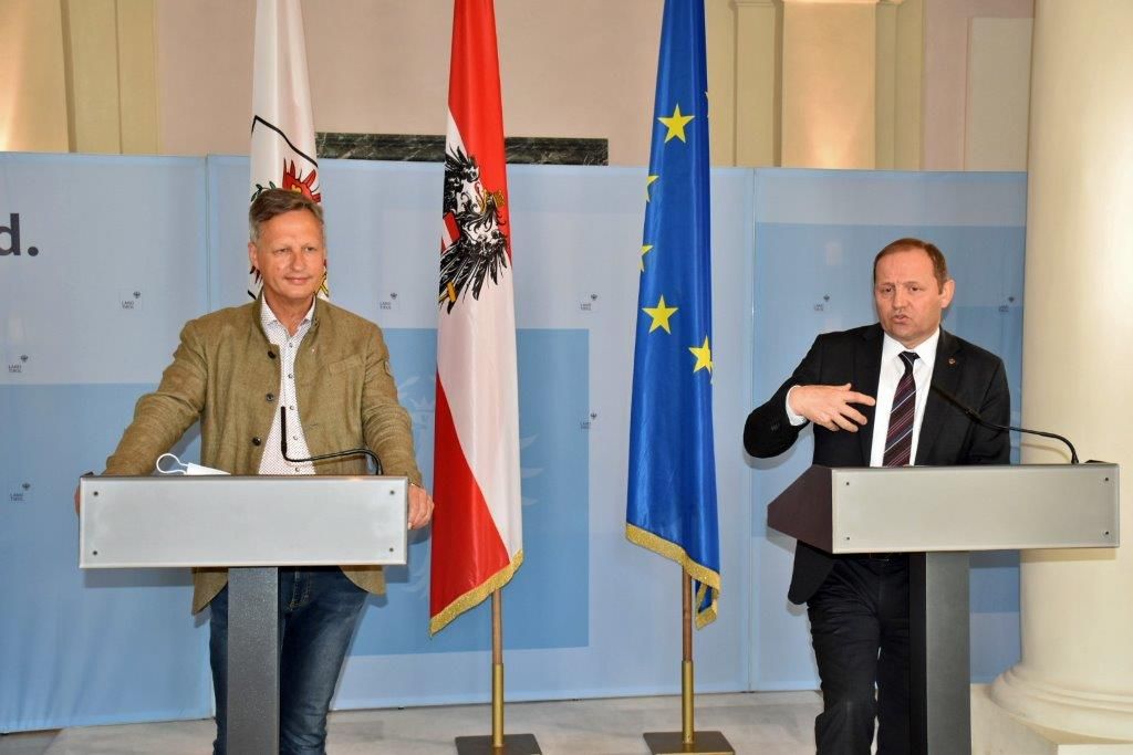 LHStv Josef Geisler (re.) und Landesforstdirektor Josef Fuchs pr&auml;sentieren ein Ma&szlig;nahmenpaket f&uuml;r die Tiroler Forstwirtschaft. Der Schwerpunkt liegt dabei in Osttirol, Foto: Land Tirol