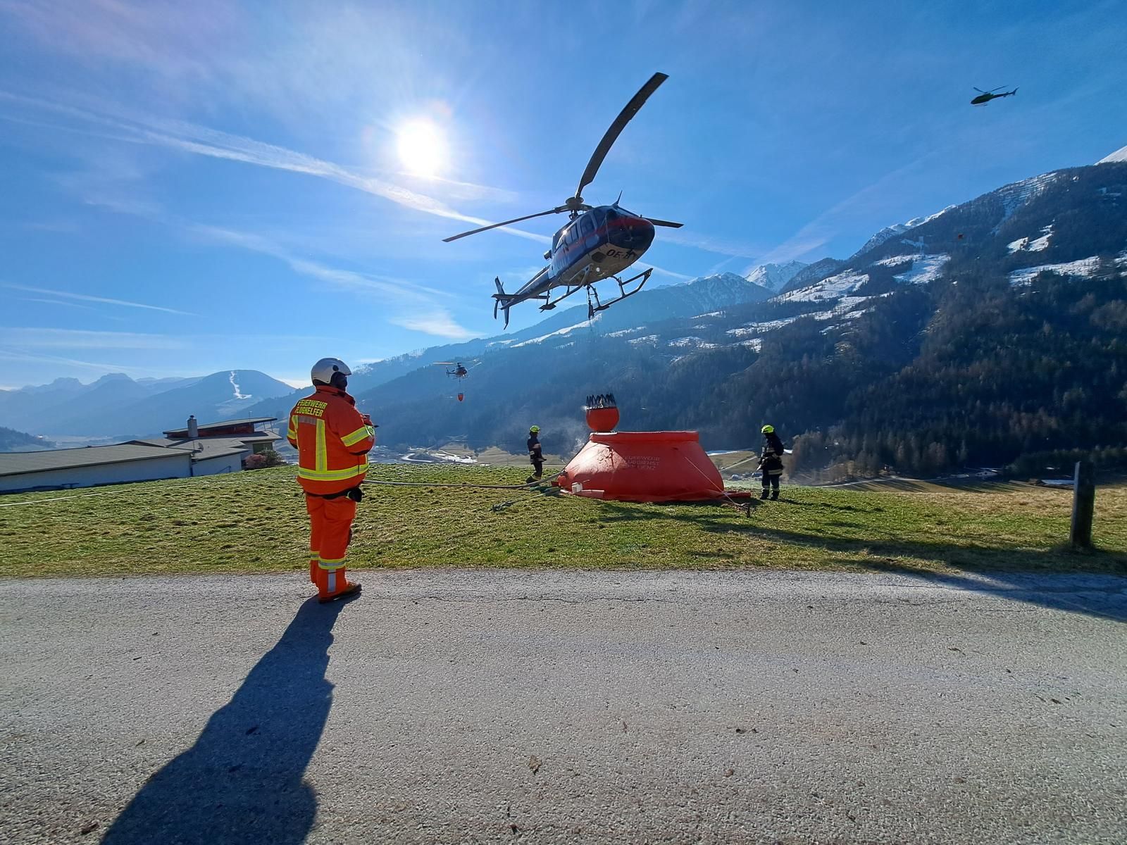 Spezialkr&auml;fte der Feuerwehren Nikolsdorf und Pr&auml;graten begleiten die L&ouml;schfl&uuml;ge und f&uuml;hren die Betankung durch. Foto: BFV/FW Sillian